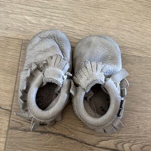 Freshly Picked Kids Moccasins in light grey
